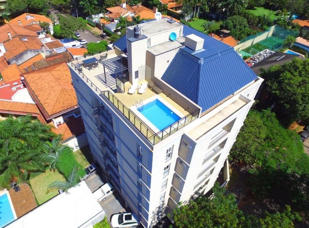 an overhead view of a large house with a swimming pool at Viel Comfort II in Asunción