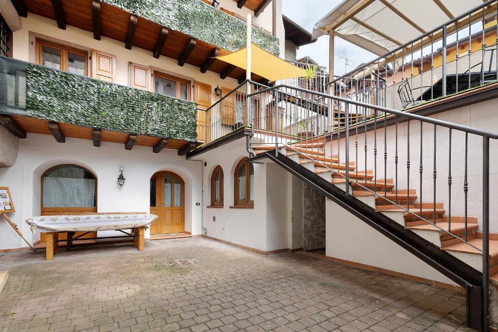 a courtyard with stairs and a bench in a building at Casa Sole in Ceniga