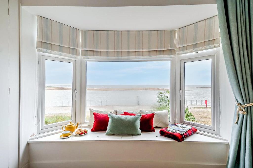 a window seat with a view of the beach at 3 Bed in Felixstowe oc-h32096 in Walton