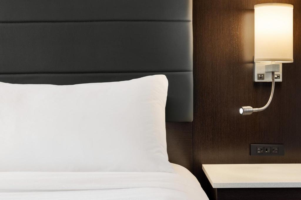 Crowne Plaza Knoxville Downtown University, an IHG Hotel - 