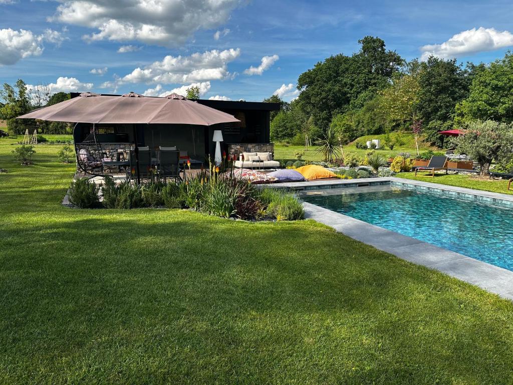a house with a swimming pool in a yard at Les Granges de Juvardeil in Juvardeil
