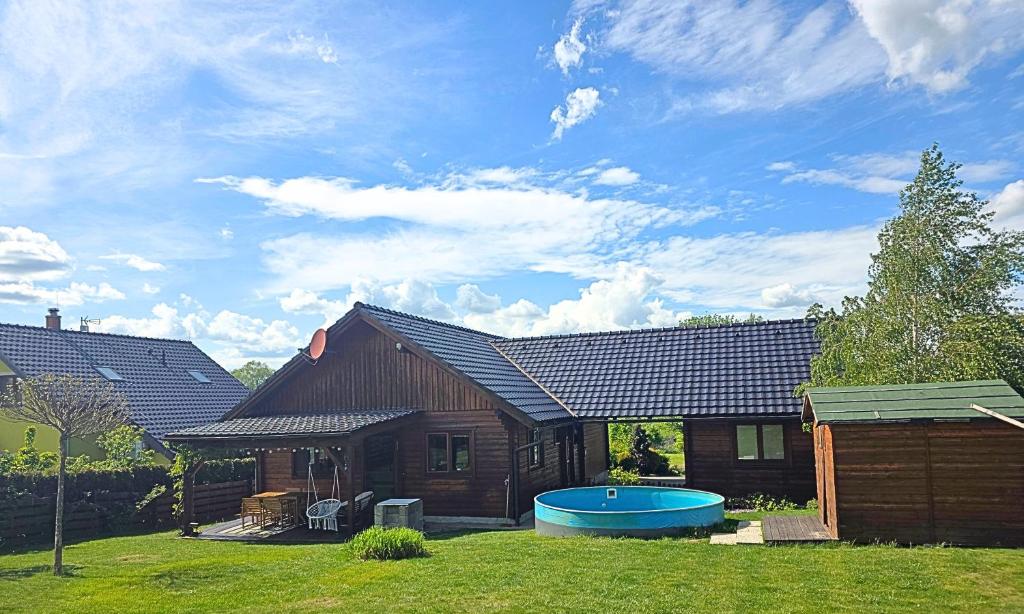 a house with a blue tub in the yard at Štramberk roubenka in Štramberk