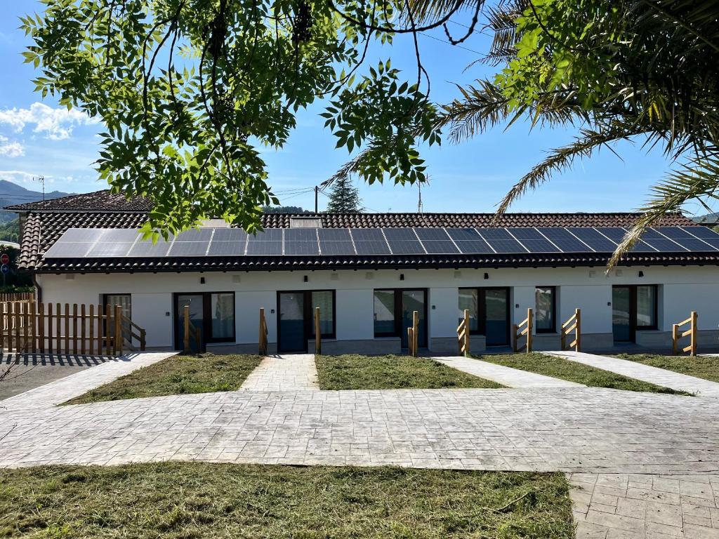 a building with solar panels on the roof at Eko apartamentos Astelarra in Muxika