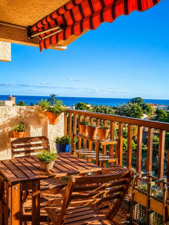 Le Ciel Bleu - vue mer, toute à pied plage et commerce
