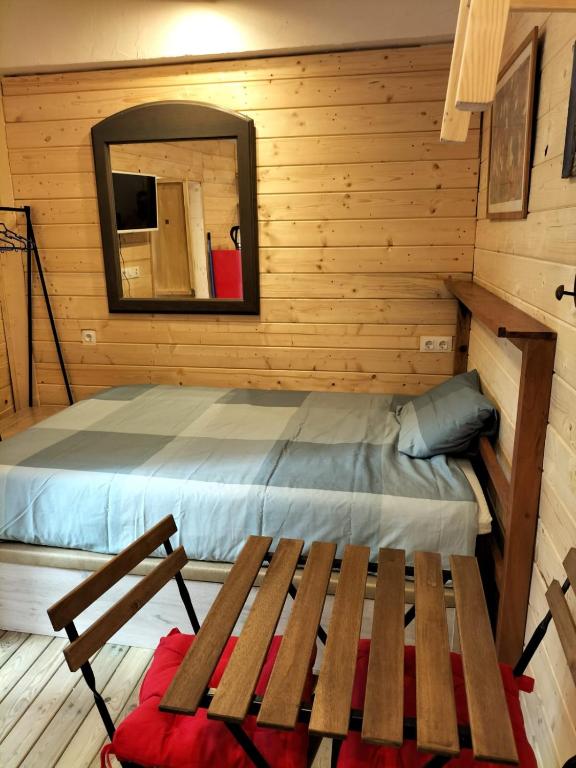 a room with a bed in a log cabin at El estudio de César in Conil de la Frontera
