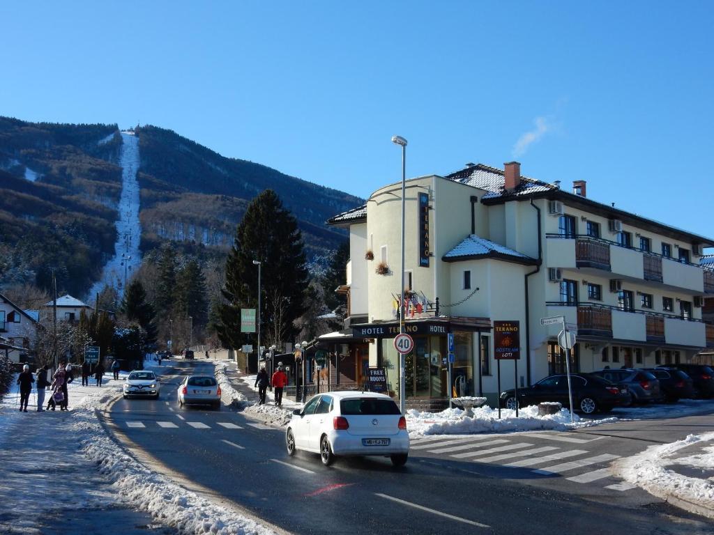 Nespecifikovaný výhled na hory nebo výhled na hory při pohledu z hotelu