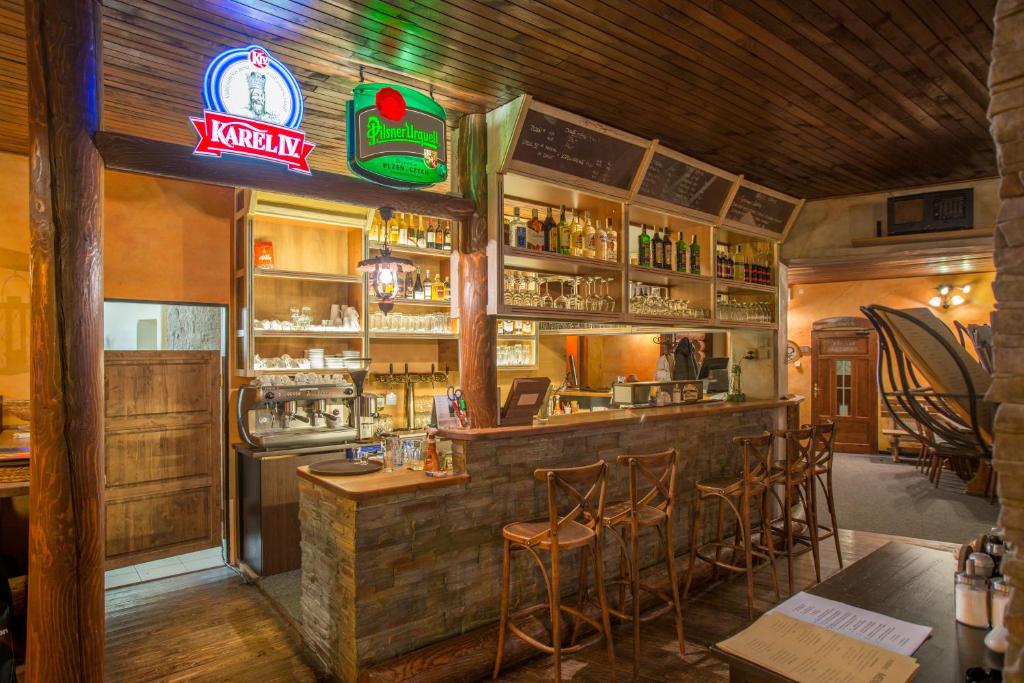 Lounge nebo bar v ubytování Hotel Plesivec