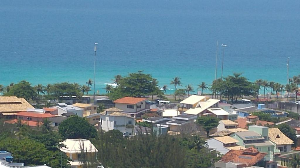 un grupo de casas frente al océano en Localização privilegiada na Barra da Tijuca RJ, en Río de Janeiro