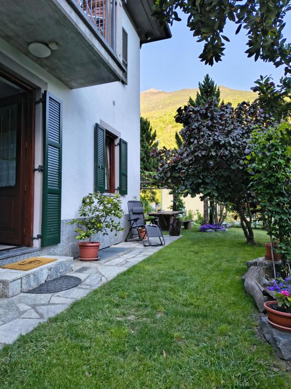 a house with a yard with a patio at Valtellina home in Grosotto