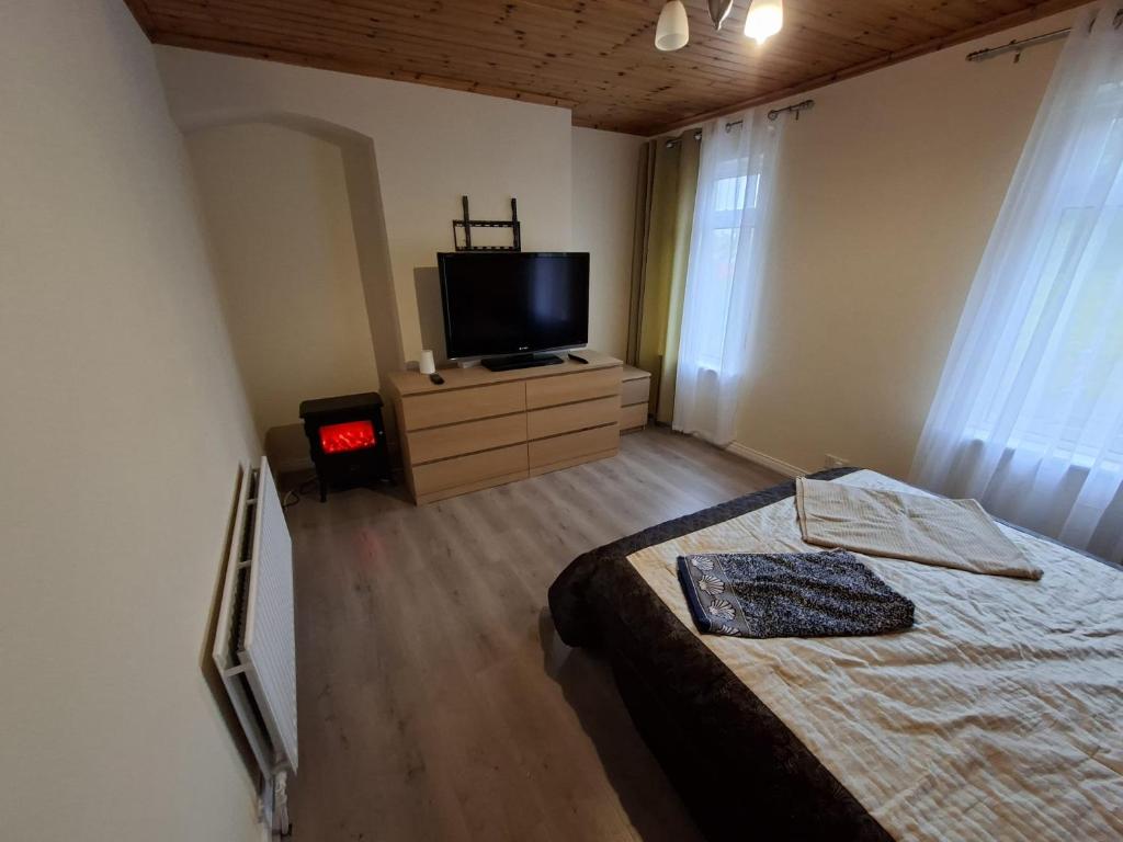 a bedroom with a bed and a flat screen tv at Hanna house in Belfast