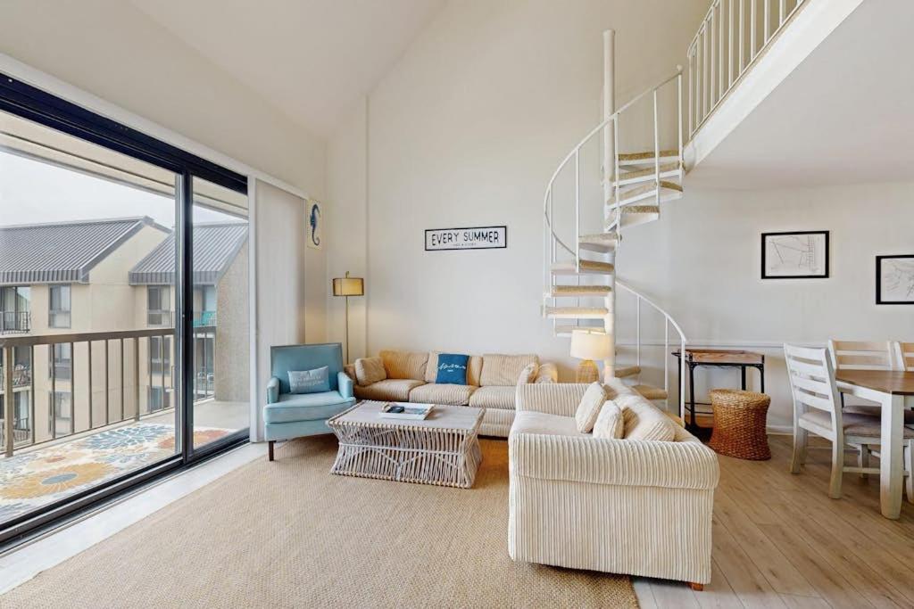 a living room with a couch and a table at Sea Colony - 902 Georgetowne House in Bethany Beach
