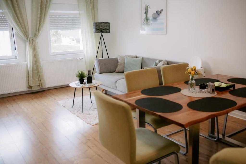 a living room with a table and a couch at Apartment am Berg in Grünstadt