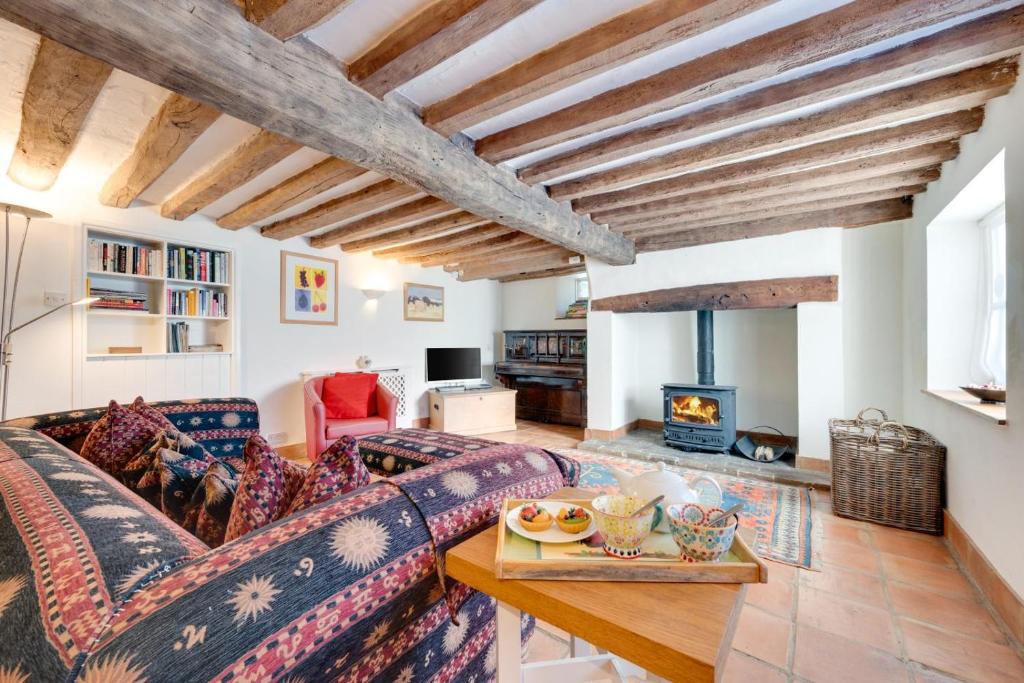 a living room with a couch and a fireplace at 2 Bed in Walsham-le-Willows oc-gabpla in Walsham le Willows