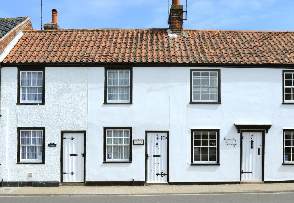 a white house with white doors and a brown roof at 1 Bed in Southwold oc-aapebb in Southwold