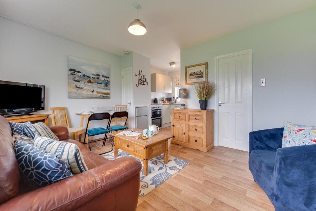 a living room with a couch and a table at 2 Bed in Walcott oc-2282 in Walcott