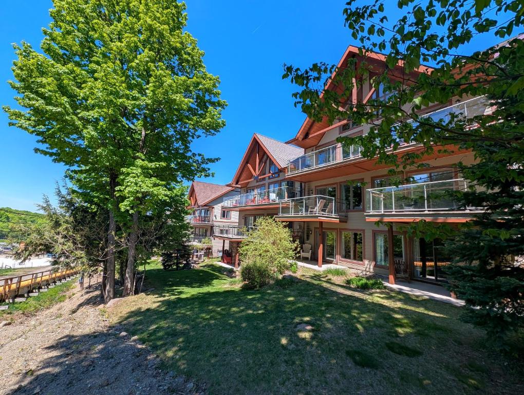 an exterior view of a house with a yard at Au pied des pentes in Bromont