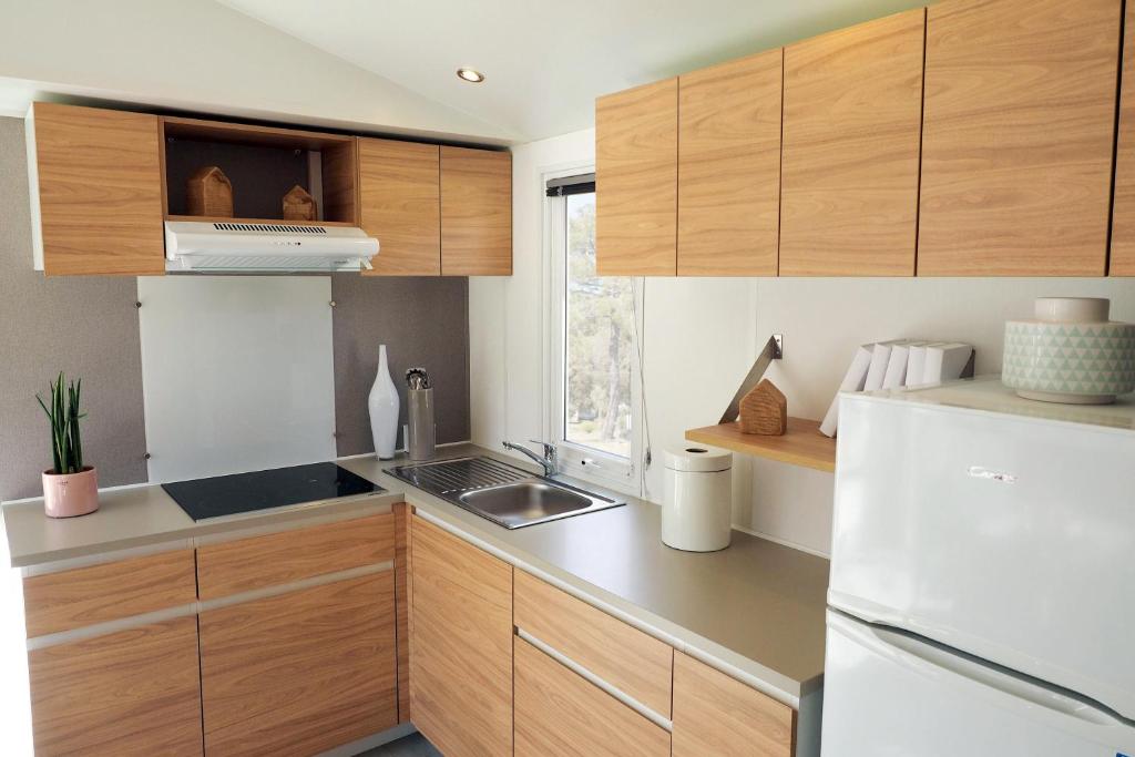 Kuchyň nebo kuchyňský kout v ubytování Var Mobil Home, Les Prairies de la Mer