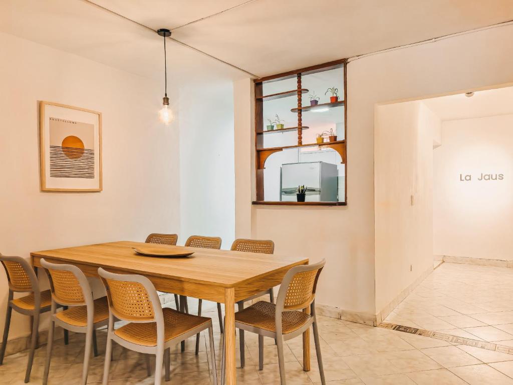 a dining room with a wooden table and chairs at La Jaus by Hope in Guatapé