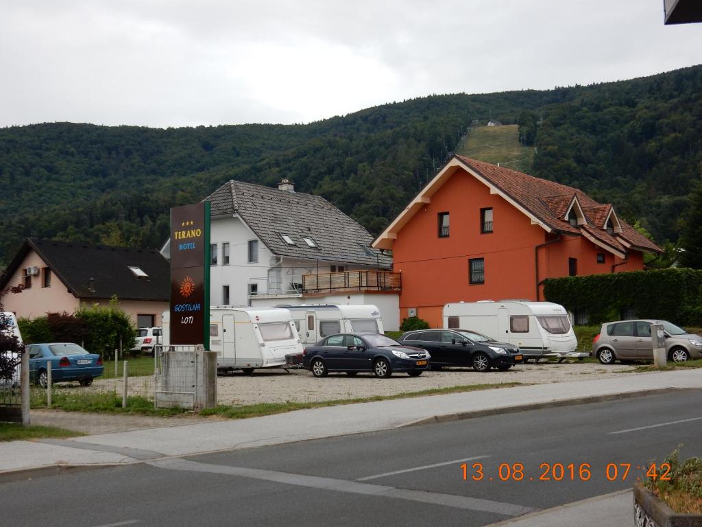 Nespecifikovaný výhled na hory nebo výhled na hory při pohledu z hotelu