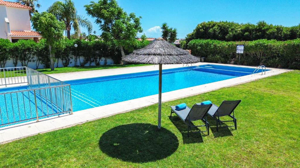 Stylish 2 BD with Pool Wi-Fi AC Garage Beach 2Km