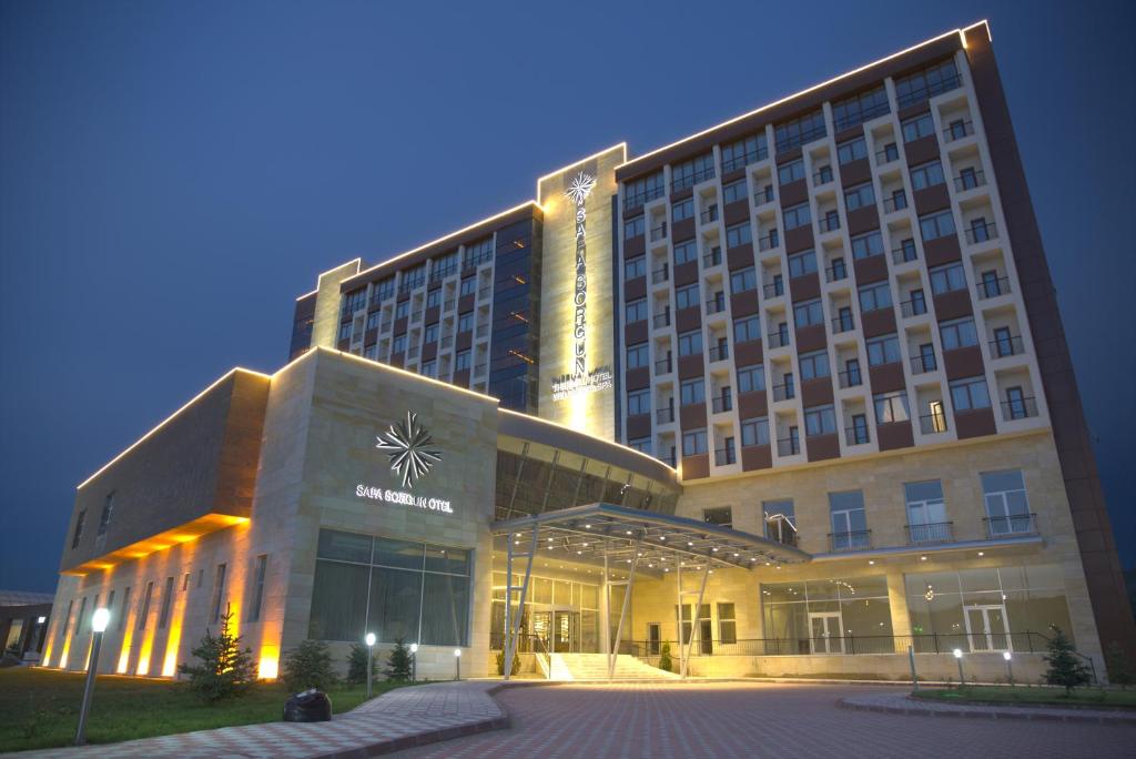 ein Hotelgebäude in der Nacht mit eingeschaltetem Licht in der Unterkunft Safa Sorgun Thermal Hotel in Sorgun