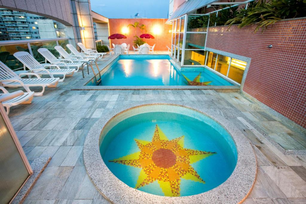 une piscine avec une étoile au rez-de-chaussée d'un immeuble dans l'établissement Scorial Rio Hotel, à Rio de Janeiro