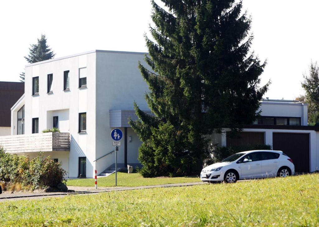 ein weißes Auto, das vor einem Gebäude parkt in der Unterkunft Ferienwohnung-VS in Villingen-Schwenningen