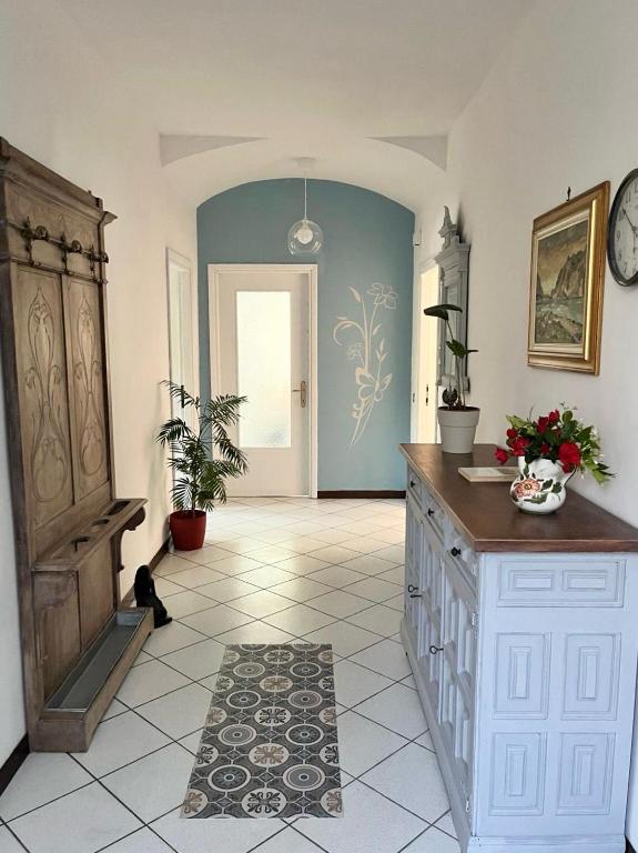 ein Zimmer mit einer Küche mit Arbeitsplatte und Tür in der Unterkunft Giulia Cottage in Strona