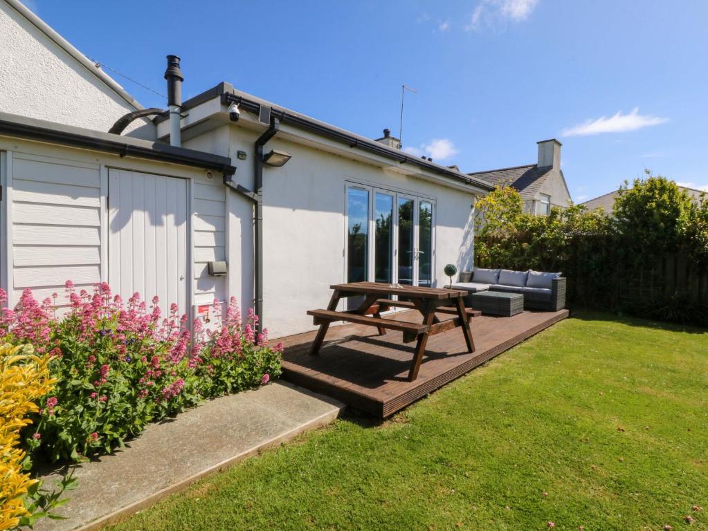 a picnic table in the backyard of a house at Farm Cottage in Cemaes Bay