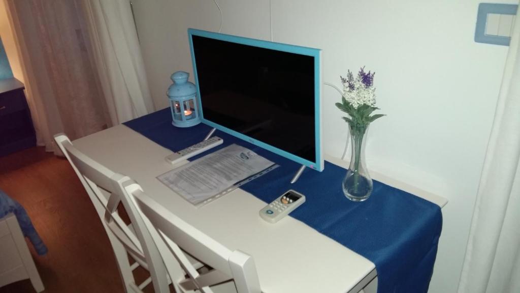 TV a/nebo společenská místnost v ubytování B&B Una Rotonda sul mare