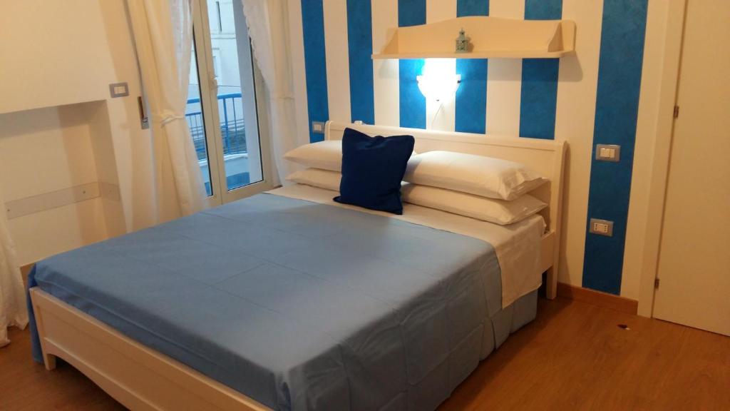 Postel nebo postele na pokoji v ubytování B&B Una Rotonda sul mare