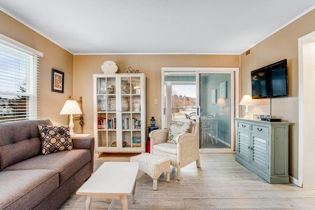 a living room with a couch and a tv at Bethany Meadows - 2A Briar North in Frankford
