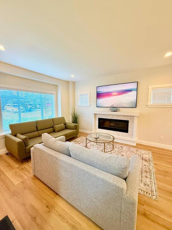ein Wohnzimmer mit Sofa und Fernseher in der Unterkunft Dornier Main in Victoria