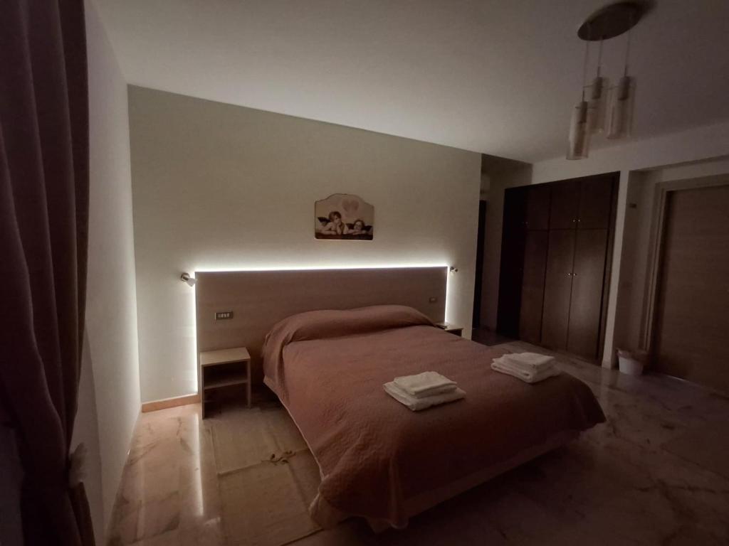a bedroom with a bed with a light on the wall at Beautiful Dreams in San Giorgio a Liri
