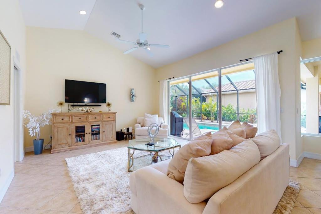 a living room with a couch and a tv at Villa Katrin in Naples
