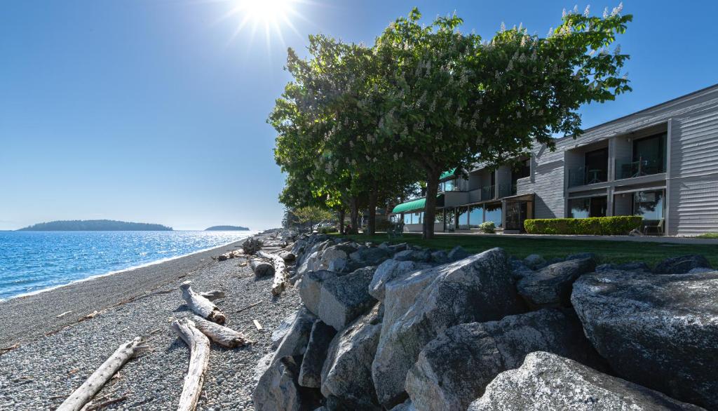 a house on the shore of a rocky beach at Sechelt inn in Sechelt