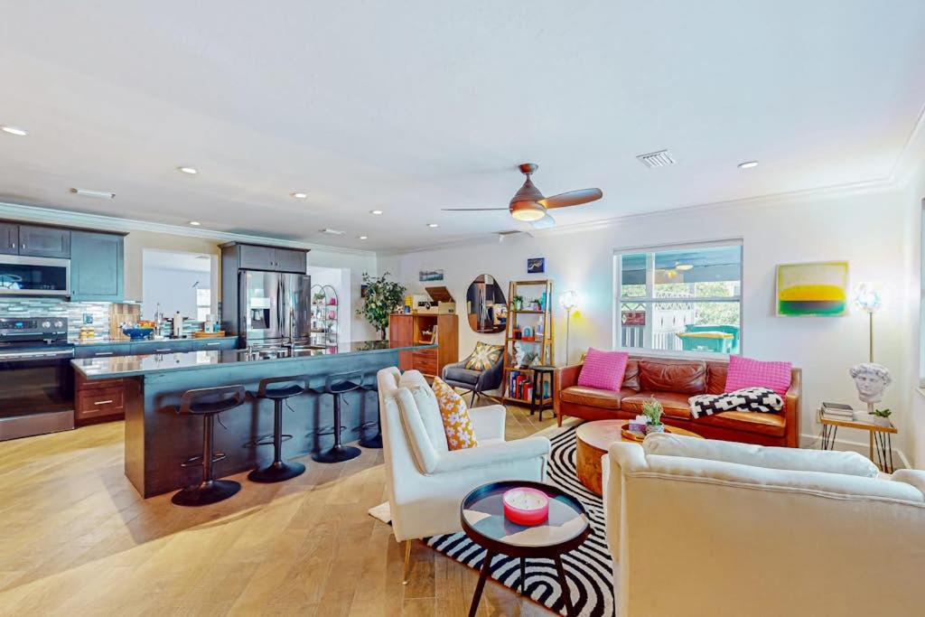 a large living room with a bar and a kitchen at Casa Coconut in Naples