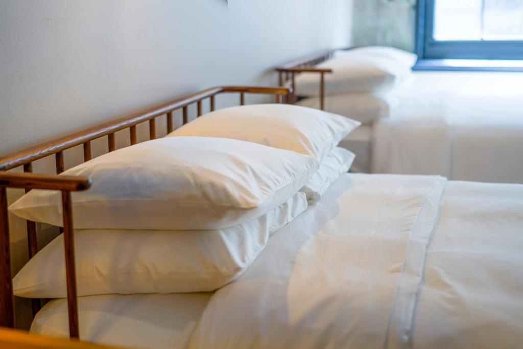 Ryerson 2 Full Beds