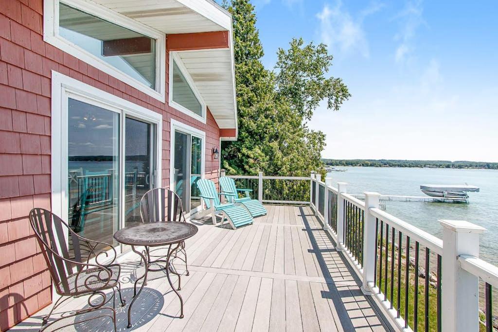 a deck with a table and chairs on a house at Cherry Fish North in Beulah