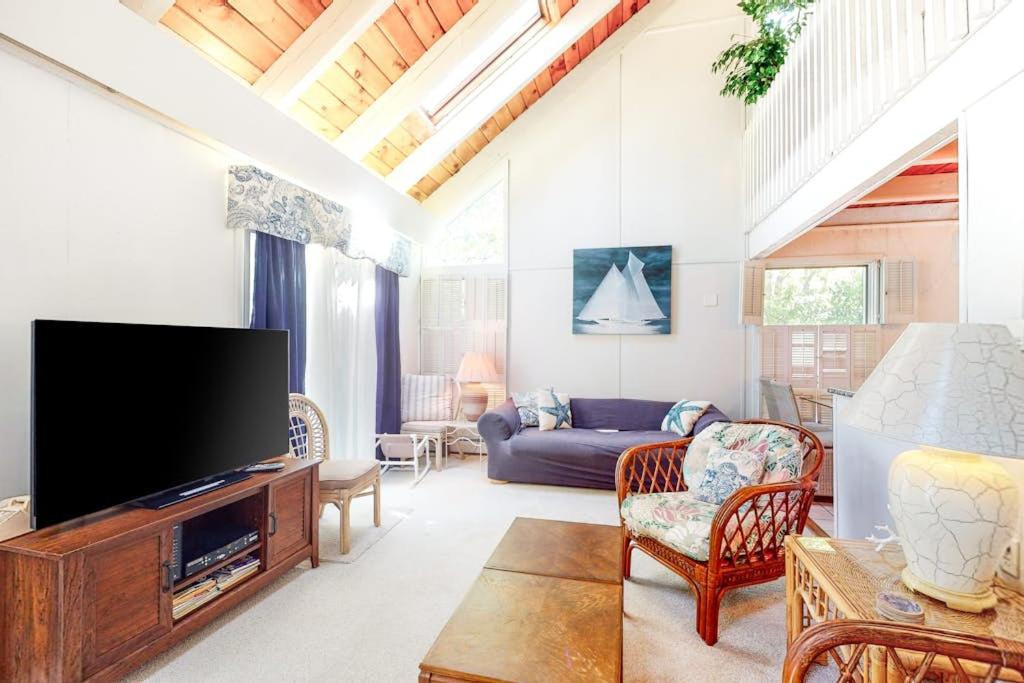 ein Wohnzimmer mit einem großen Flachbildfernseher in der Unterkunft Summersea in Mashpee