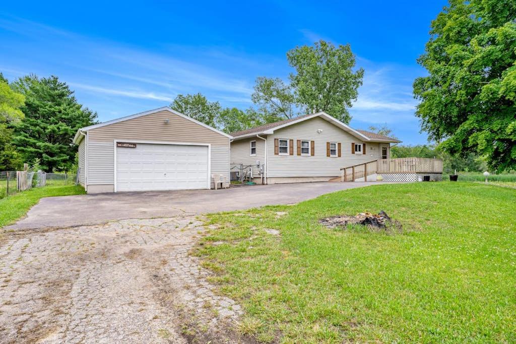 a house with a garage and a grass yard at Fontano Casa in Coloma