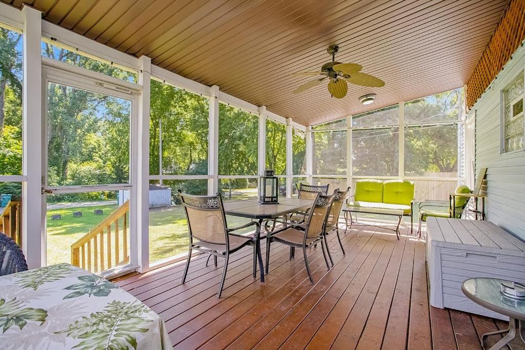 a screened in porch with a table and chairs at Lake Michigan Charmer in Union Pier