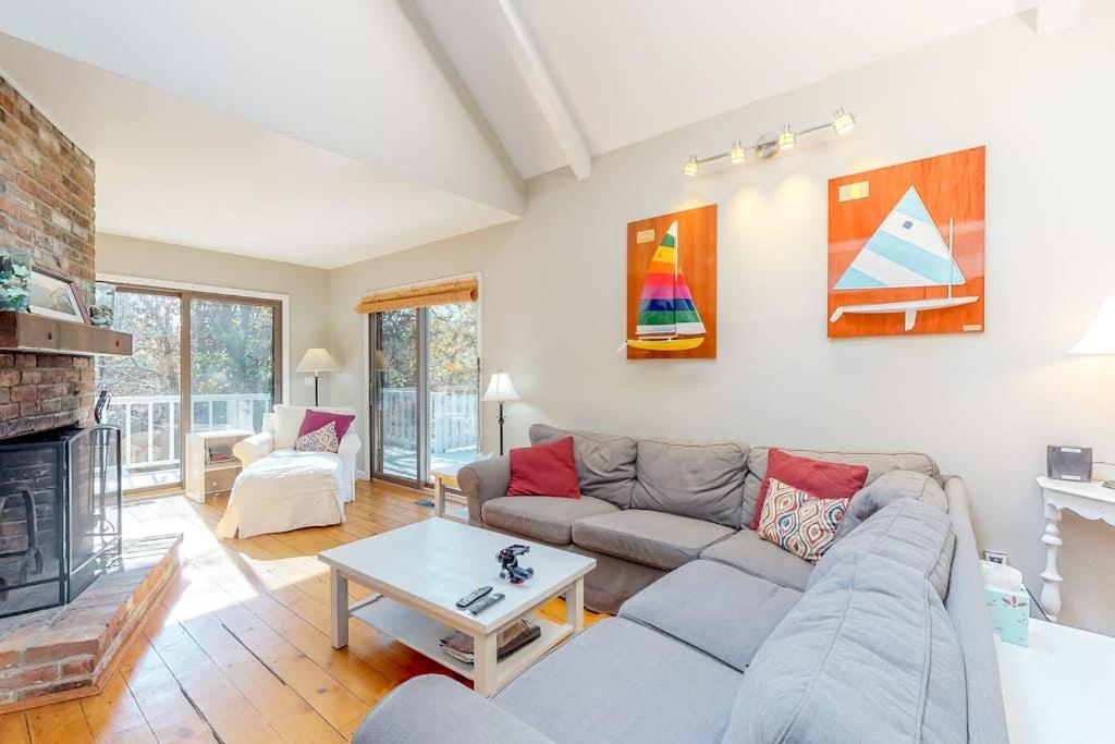 ein Wohnzimmer mit Sofa und Kamin in der Unterkunft Tree Top Oasis in Truro