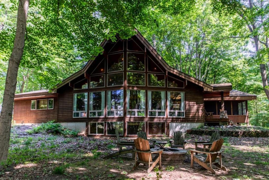 a log cabin with a large glass window at Chalet Du Bois in Harbert