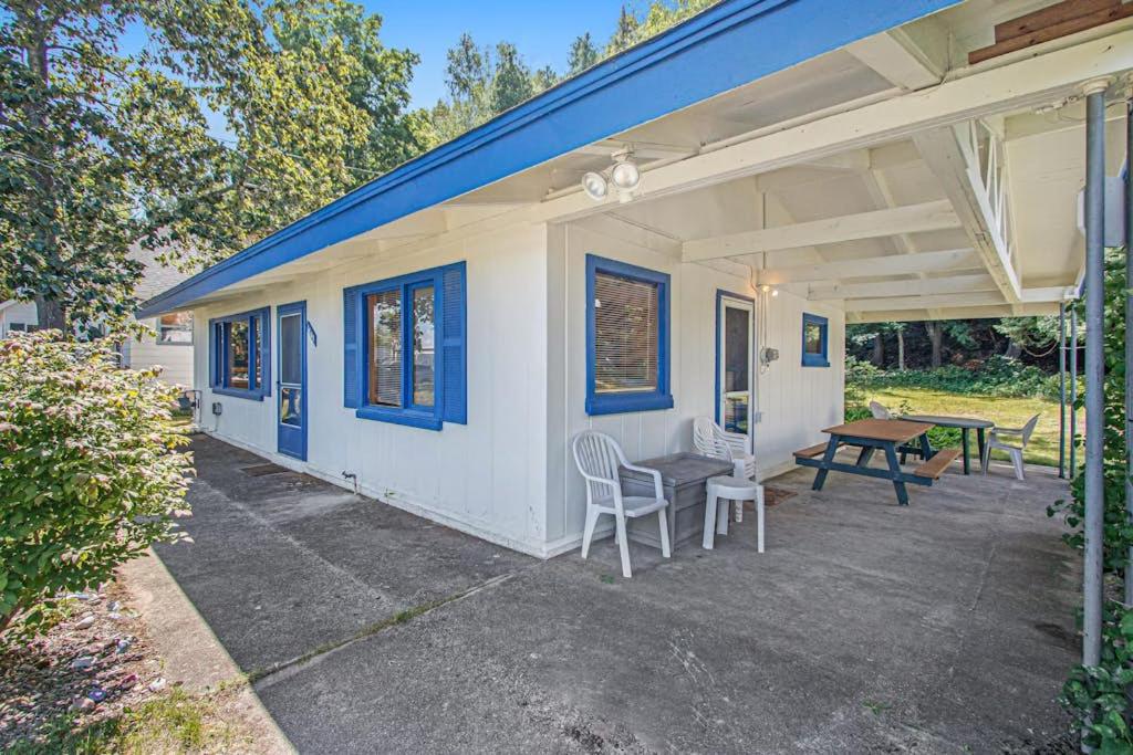 a small white house with a picnic table and a bench at Camp David in Frankfort