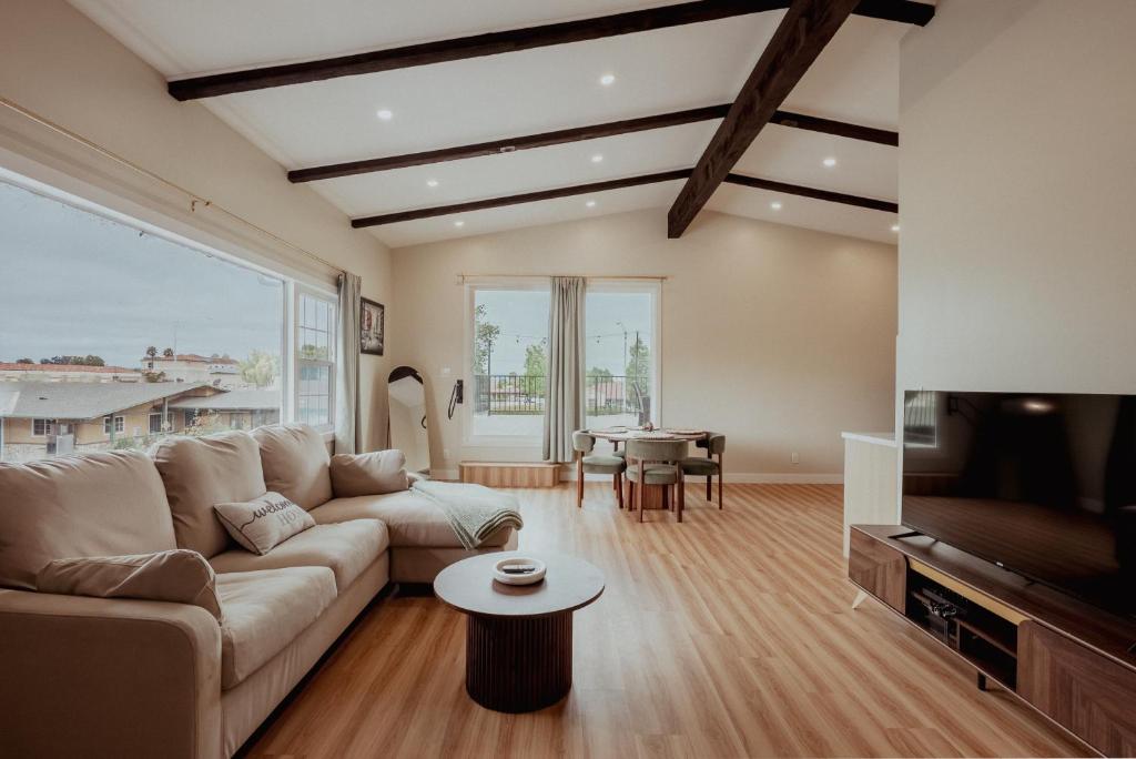 a living room with a couch and a tv at Town and Country Inn in Santa Maria