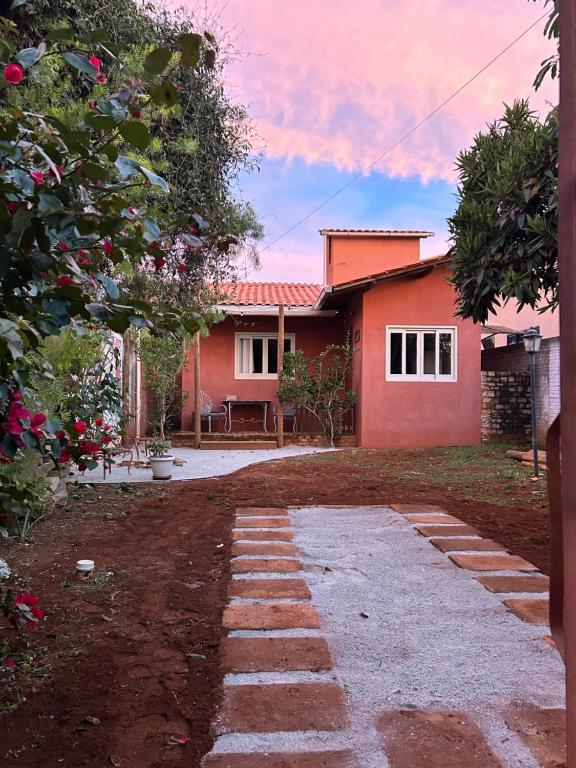 a house with a pathway in front of it at Casinha da Mila in Piatã