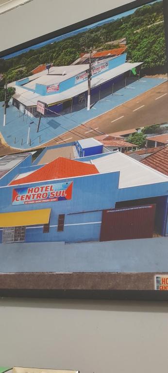 a framed painting of a race track at Hotel Centro Sul in Anastácio