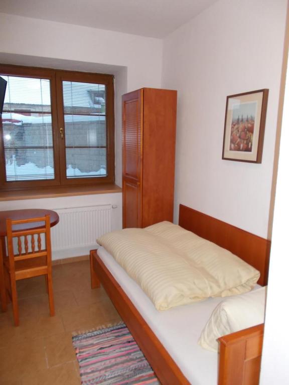 Postel nebo postele na pokoji v ubytování Hostinec u Janatů s ubytováním