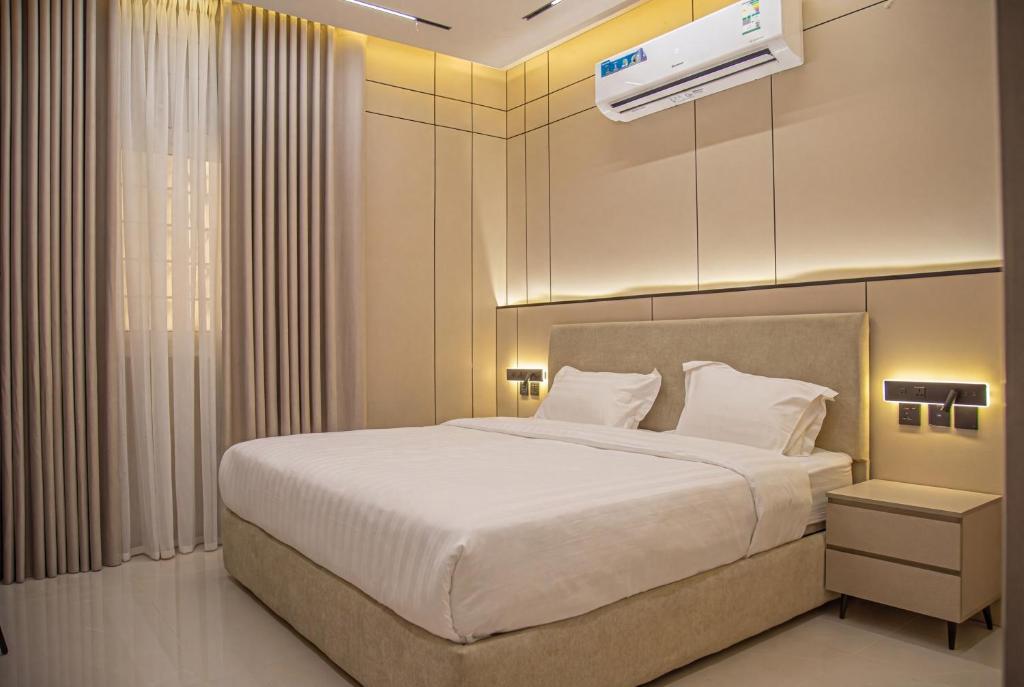 a bedroom with a large bed with white sheets at أجنحة لوسيل 3 Lucille Suites in Jeddah